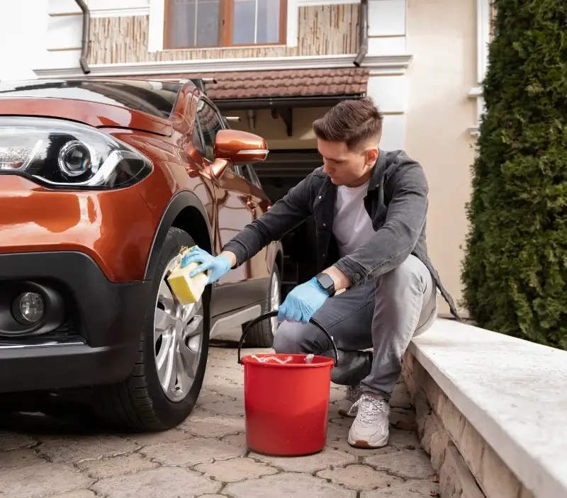 Lavage auto à domicile La Trinité : professionnel intervenant sur un véhicule